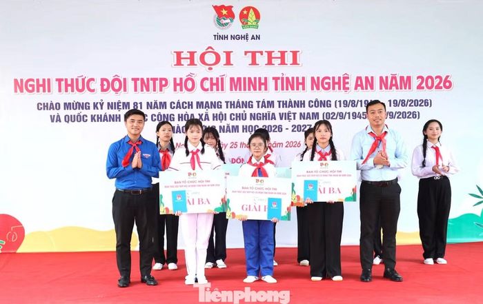 Sau màn tranh tài gay cấn, Ban Tổ chức đã trao các giải, Nhất, Nhì, Ba và Khuyến khích cho các đội đạt giải.