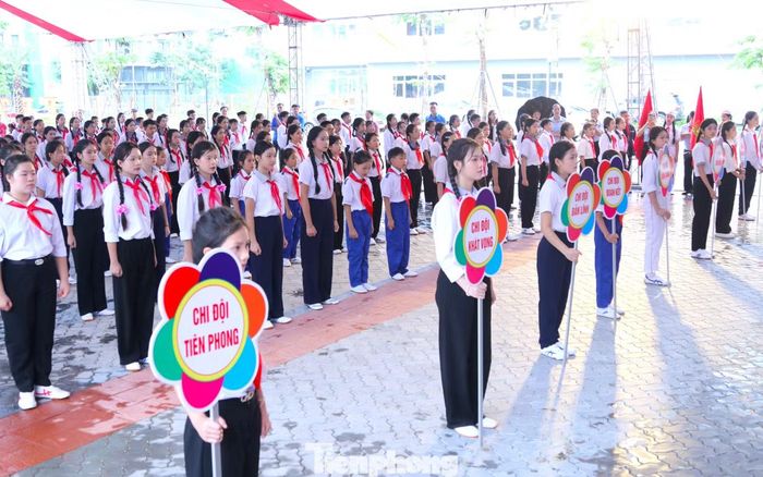 Bên cạnh thực hành Nghi thức Đội, các đội còn tham gia diễu hành và múa hát sân trường. Những tiết mục trẻ trung, giàu năng lượng góp phần tạo nên bầu không khí vui tươi, hào hứng, giúp ngày hội thực sự trở thành một sân chơi dành cho thiếu nhi.