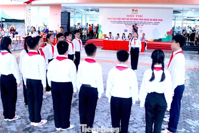 Từng hàng ngũ nhanh chóng chuyển đội hình theo hiệu lệnh. Sự đồng đều trong từng bước chân, động tác tay và cách phối hợp giữa các thành viên cho thấy quá trình tập luyện nghiêm túc của các đội viên trước khi bước vào vòng chung kết.