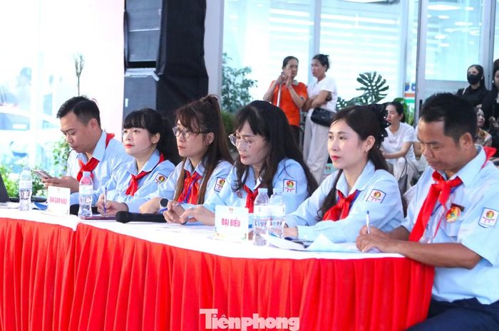 Phía trên, Ban Giám khảo chăm chú theo dõi phần thi của các đội để chấm điểm.