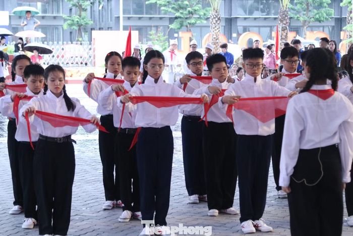 Các đội viên thể hiện màn tháo, thắt khăn quàng đỏ nhanh chóng, chính xác.