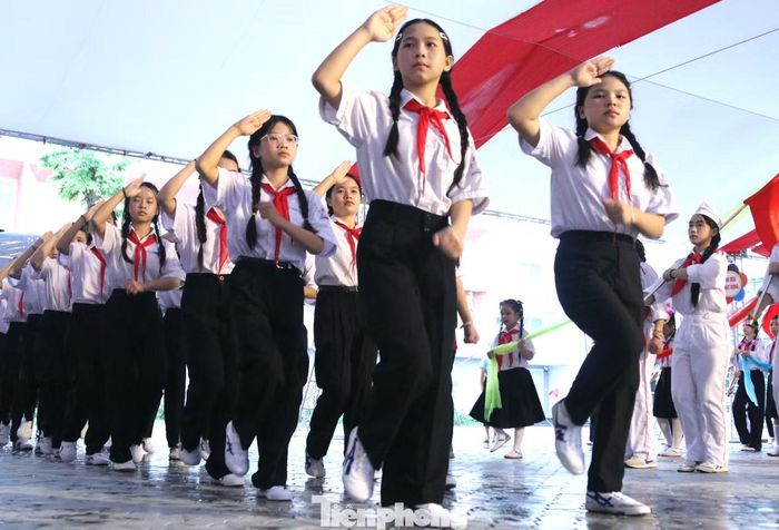 Trong sắc khăn quàng đỏ, các đội viên tự tin thực hiện từng động tác theo hiệu lệnh. Những bước chân đều tăm tắp, khẩu lệnh dõng dạc, động tác dứt khoát, chính xác tạo nên những màn thực hành Nghi thức Đội đầy khí thế.