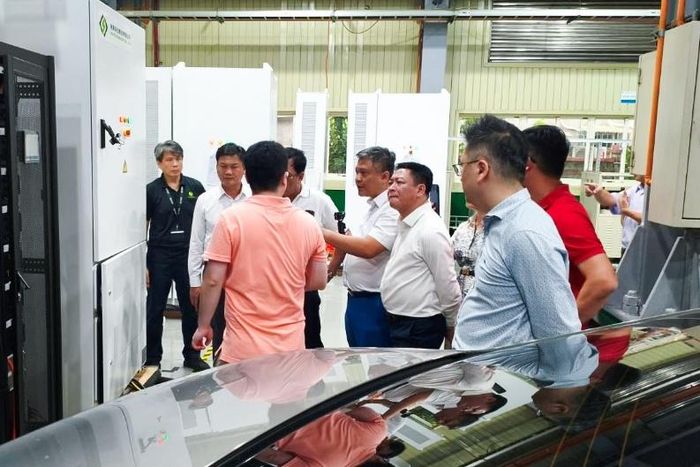 Đoàn công tác của PV Power tham qua dây chuyền sản xuất tế bào pin