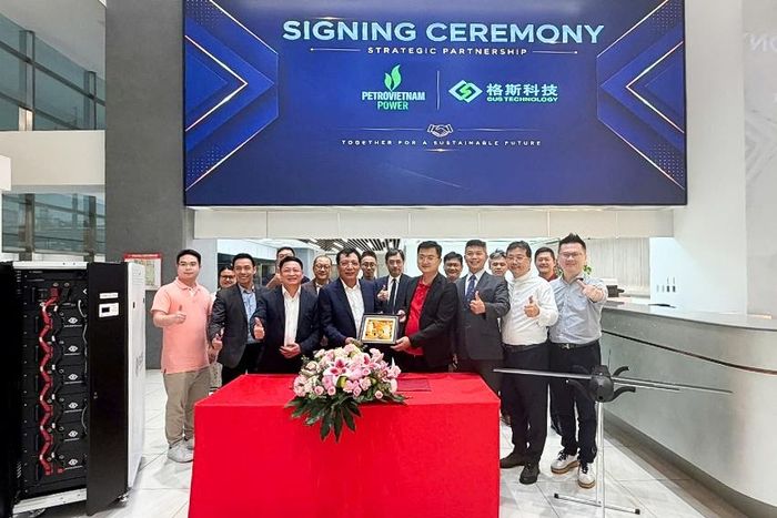 Tổng Giám đốc PV Power Lê Như Linh tặng quà lưu niệm lãnh đạo GUS