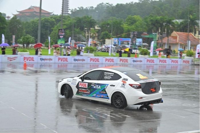 Chiếc xe của nhà vô địch Hạng Cầu trước Phạm Tấn Phát trong phần thi chung kết ngày 23/8. 