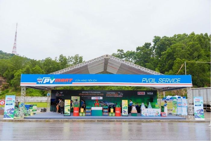 Gian hàng PVOIL trưng bày đầy đủ các sản phẩm xăng dầu tiêu biểu
