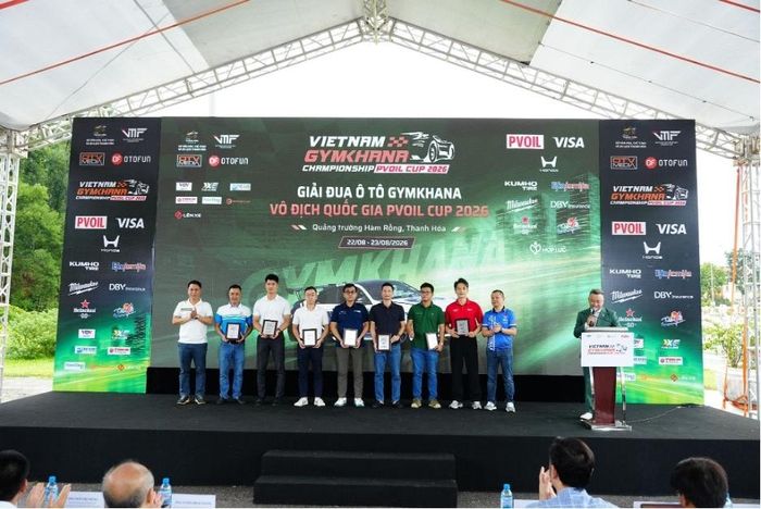  Đại diện Ban Tổ chức, đại diện Tổng Công ty Dầu Việt Nam trao kỷ niệm chương cho các đơn vị đồng hành. 