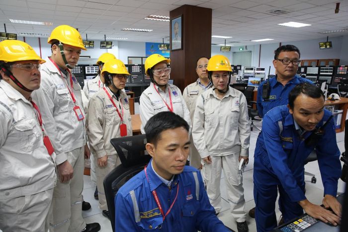 Đoàn công tác Bộ Khoa học và Công nghệ khảo sát quy trình sản xuất sản phẩm nhiên liệu đặc chủng phục vụ quốc phòng tại NMLD Dung Quất.