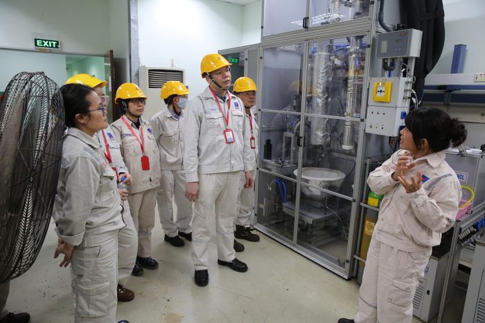 Đoàn công tác tham quan, khảo sát hoạt động tại Phòng thí nghiệm bên trong NMLD Dung Quất.