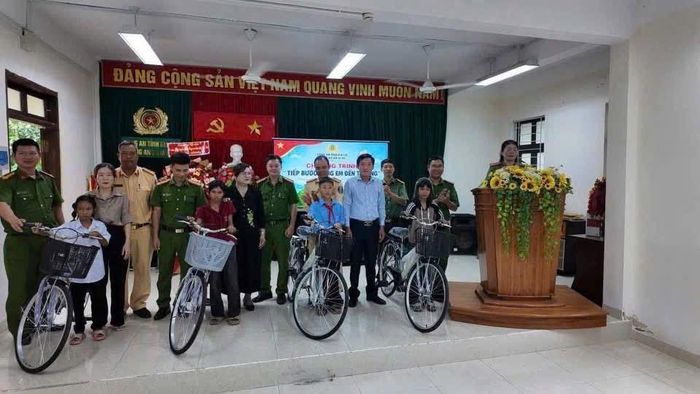 Ban tổ chức trao tặng xe đạp cùng nhiều phần quà.