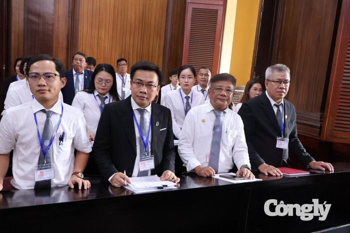 Các luật sư tham gia bào chữa cho các bị cáo tại phiên toà.