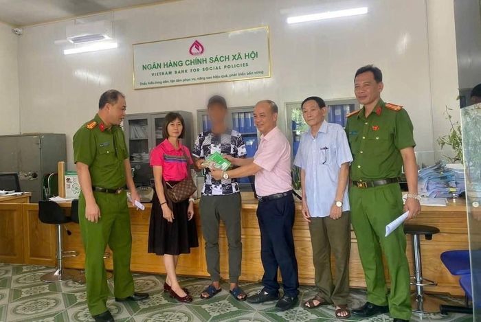 Công an phường Đồ Sơn phối hợp Phòng giao dịch Ngân hàng Chính sách xã hội Đồ Sơn giải ngân số vốn vay cho công dân.