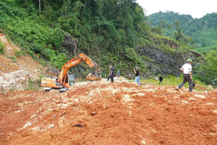 Lực lượng chức năng xuyên trưa khắc phục điểm sạt lở, sớm thông tuyến Quốc lộ 48.