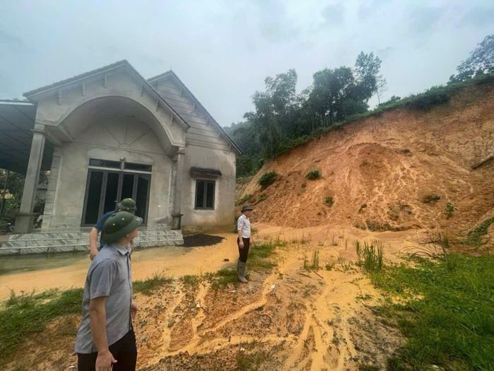 Sơ tán khẩn cấp nhiều hộ dân trong vùng nguy cơ cao về sạt lở