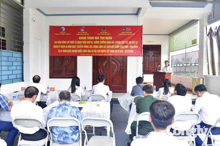 Quang cảnh chương trình khánh thành, bàn giao “Nhà tình nghĩa” tặng gia đình Thiếu tá QNCN Trần Kim Ba.