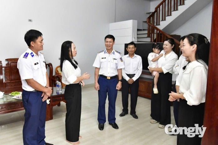 Đại tá Trần Hồng Quế, Phó Chính ủy Vùng Cảnh sát biển 2, cùng các đại biểu thăm, chúc mừng gia đình Thiếu tá QNCN Trần Kim Ba trong căn nhà mới.