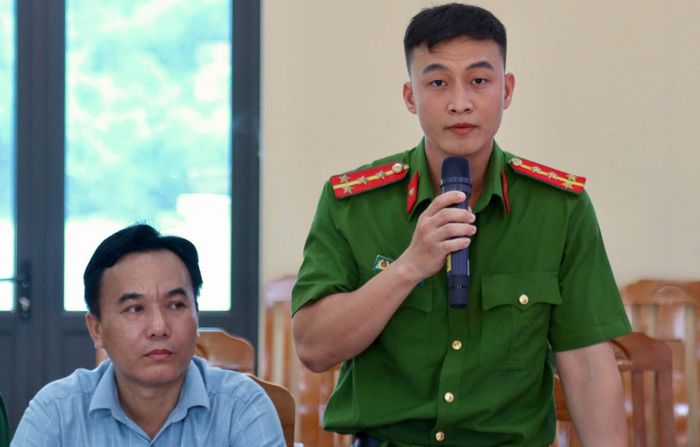 Đại diện Công an xã Môn Sơn trao đổi về công tác bảo đảm an ninh, trật tự, góp phần tạo môi trường sống an toàn cho người dân.