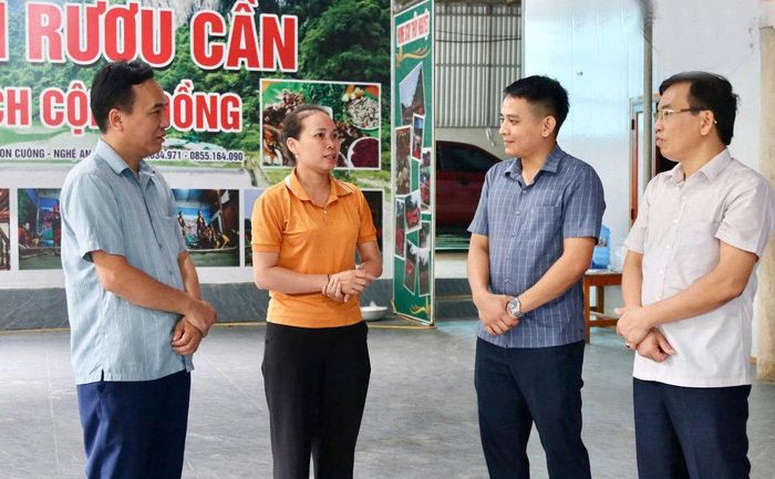 Các thành viên đoàn khảo sát lắng nghe người dân xã Môn Sơn chia sẻ về mô hình phát triển du lịch gắn với sinh kế và đời sống địa phương.
