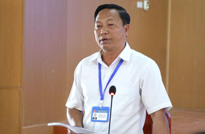 Ông Dền Bá Lồng, Chủ tịch UBND xã Huồi Tụ trao đổi về việc đưa các chính sách hỗ trợ đến gần hơn với đời sống người dân.