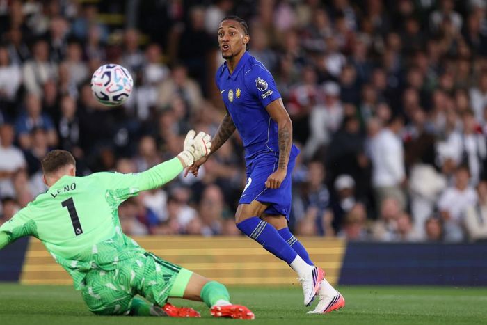 Ngay giây thứ 31, Chelsea đã có bàn mở tỷ số với pha bấm bóng kỹ thuật của Joao Pedro