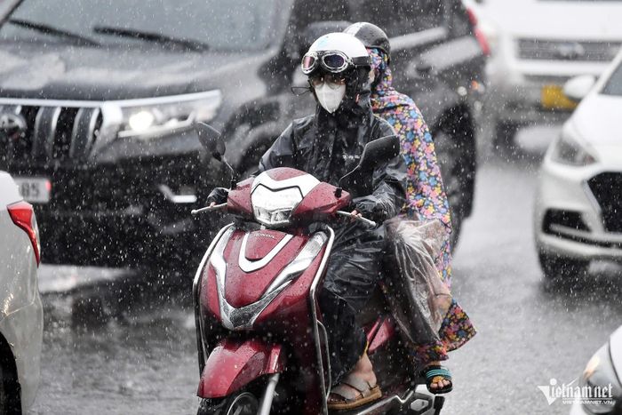 Mưa lớn ở miền Bắc giảm nhưng vẫn còn rải rác. Ảnh: Hoàng Minh