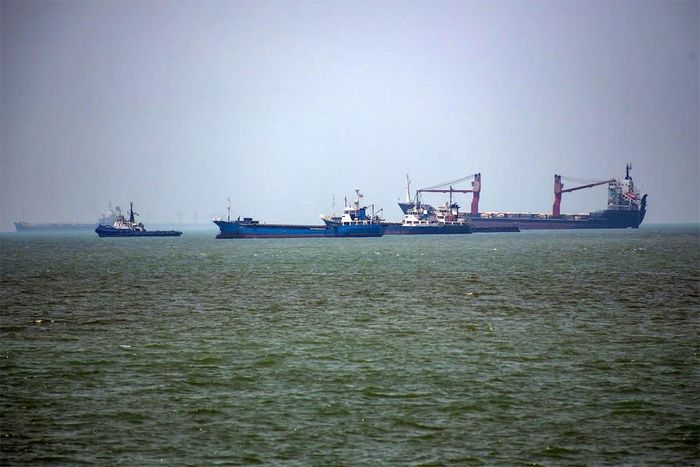Các tàu thuyền xếp hàng chờ được phép đi qua eo biển Hormuz. Ảnh: Anadolu