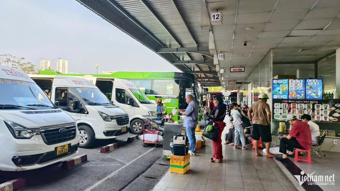 Các hãng xe không được tăng giá vé quá 40% so với ngày thường. Ảnh: Thu Hà