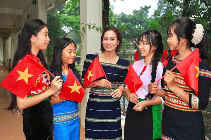 Nàng Xô Vi (đứng giữa) là người Brâu đầu tiên bước chân vào nghị trường khi trở thành đại biểu Quốc hội khóa XV, tiếp tục trúng cử khóa XVI. Ảnh: NVCC
