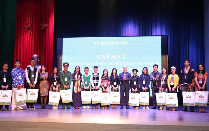 Lo Thị Bảo Vy (thứ 9 từ phải sang) là 1 trong 145 HSSV xuất sắc, tiêu biểu dự buổi gặp mặt tuyên dương khen thưởng của Ủy ban Dân tộc (nay là Bộ Dân tộc và Tôn giáo) năm 2020. Ảnh tư liệu