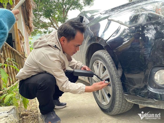 Kiểm tra tình trạng lốp và bơm đủ hơi giúp chủ xe yên tâm hơn với những chuyến đi dài. Ảnh: Hoàng Hiệp