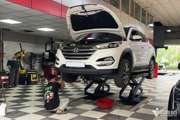 Để yên tâm, chủ xe nên đưa xế cưng đến các gara uy tín kiểm tra tổng thể để yên tâm hơn trước mỗi chuyến đi dài. Ảnh: Hoàng Hiệp