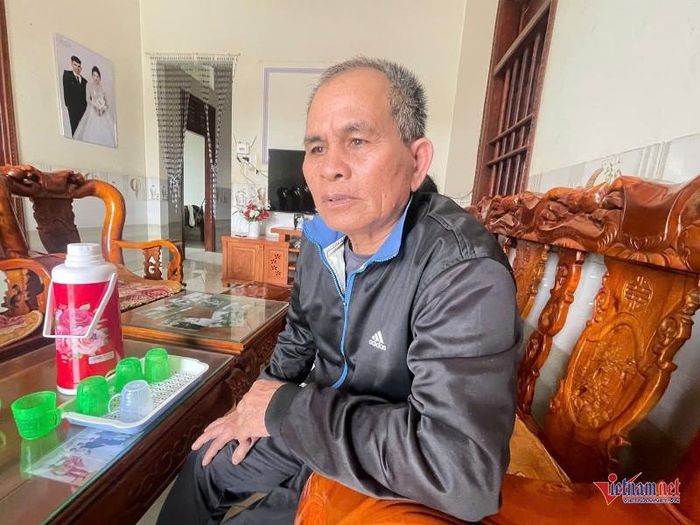 Ông Mêch nghẹn ngào khi nhắc lại cuộc sống khổ sở nơi xứ người. Ảnh: Trần Hoàn