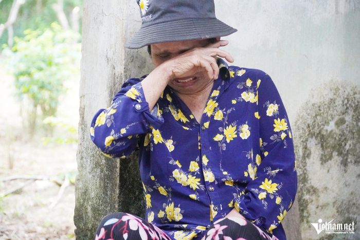 Bà Lục bật khóc vì đổ bệnh nhưng không có điều kiện chạy chữa