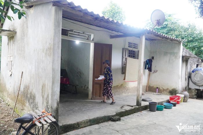 Một mình bà Lục sống trong căn nhà nhỏ ở cuối thôn