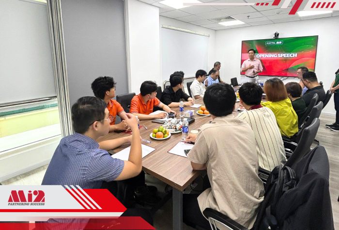 Diễn giả cùng khách hàng tại văn phòng công ty Mi2 TP.HCM 