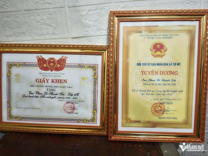 Trà từng đạt học sinh giỏi và được UBND xã tuyên dương trong kỳ thi tuyển sinh Đại học năm 2025. Ảnh: Sỹ Thông