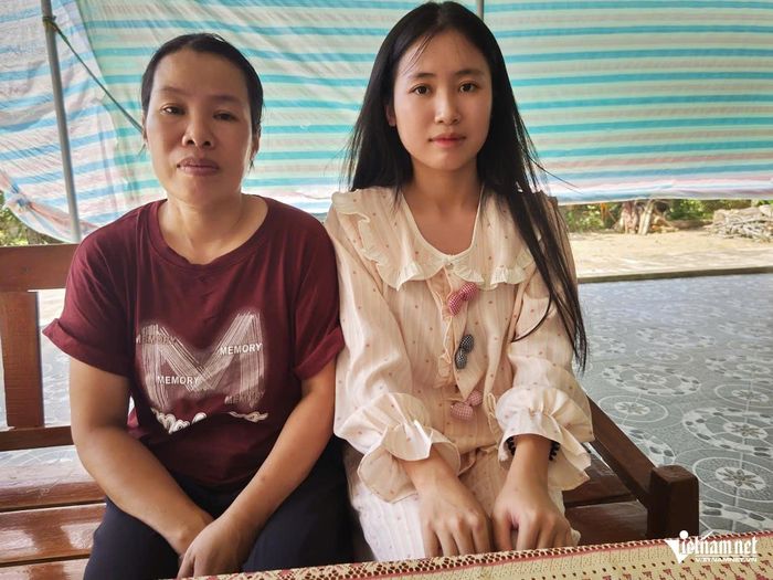Trà và mẹ đứng trước nỗi lo ngày nhập học cận kề. Ảnh: Sỹ Thông