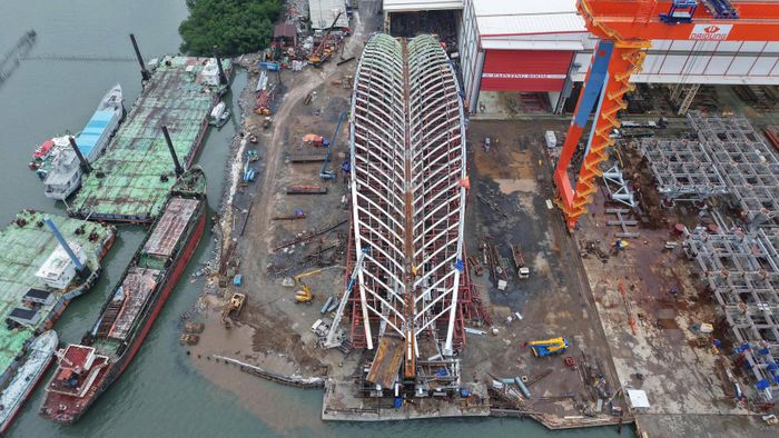 Toàn bộ dầm thép nhịp chính cầu đi bộ qua sông Sài Gòn dài 187m đã được chế tạo hoàn thiện tại nhà máy. Ảnh: Hoàng Tuyết