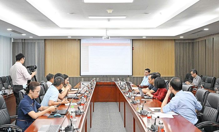 Thứ trưởng Thường trực Nguyễn Hoài Anh trực tiếp rà soát từng nhóm dữ liệu đã và đang được cập nhật trên hệ thống. Ảnh: Hoàng Quý