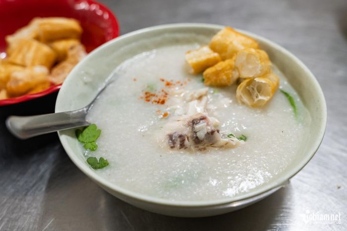 Dù nằm sâu trong ngõ nhưng quán cháo cá ở Hàng Bông vẫn được thực khách bản địa ưa chuộng suốt nhiều năm nhờ hương vị thơm ngon. Ảnh: Nguyễn Huy