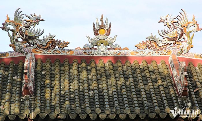 Cụm phượng chầu cùng nhiều họa tiết khảm, ghép sành sứ trên bờ nóc tạo điểm nhấn cho mái cầu. Năm 2020, công trình được hạ giải để đại trùng tu với kinh phí khoảng 13 tỷ đồng, trên nguyên tắc tận dụng tối đa cấu kiện và vật liệu gốc