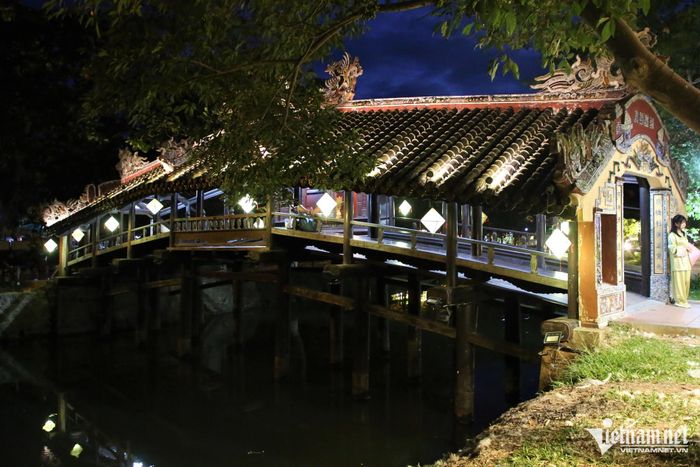 Khi đêm xuống, ánh đèn làm nổi bật mái ngói và hệ khung gỗ, mang đến một diện mạo khác cho di tích giữa vùng quê xứ Huế