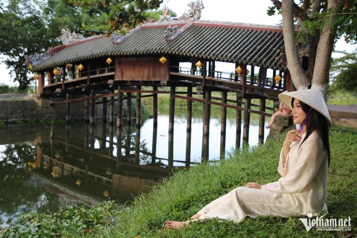 Như Ý (SN 2009, phường Hương An, TP Huế) lần đầu đến cầu ngói Thanh Toàn cùng nhóm bạn, diện trang phục mang nét truyền thống và đội nón lá để chụp ảnh. “Em thấy cây cầu rất đẹp, cổ kính nên tranh thủ chụp vài tấm với các bạn để lưu lại kỷ niệm”, nữ du khách chia sẻ.