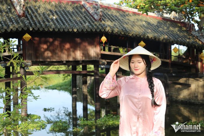 Với nón lá, trang phục mang nét truyền thống, nhiều cô gái hóa “nàng thơ”, “cô Thắm” giữa không gian nhuốm màu thời gian của cầu ngói Thanh Toàn