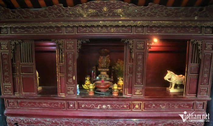 Gian giữa, cũng là gian lớn nhất của cầu, được bố trí án thờ bà Trần Thị Đạo