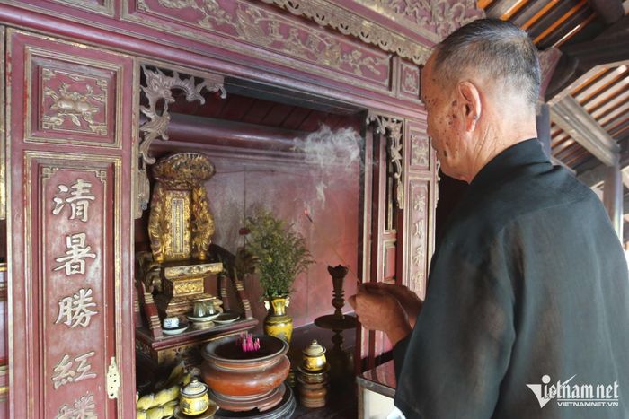 Ông Trần Duy Đã (80 tuổi, làng Thanh Tuyền) thắp hương tại gian thờ. “Bà Trần Thị Đạo có công dựng cầu cho dân làng đi lại nên bà con luôn ghi nhớ”, ông Đã nói.