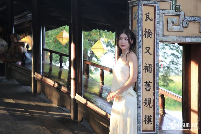 Bên trong cầu, những hàng cột gỗ cùng ánh sáng xuyên qua các khoảng hở cũng trở thành phông nền được nhiều du khách trẻ yêu thích