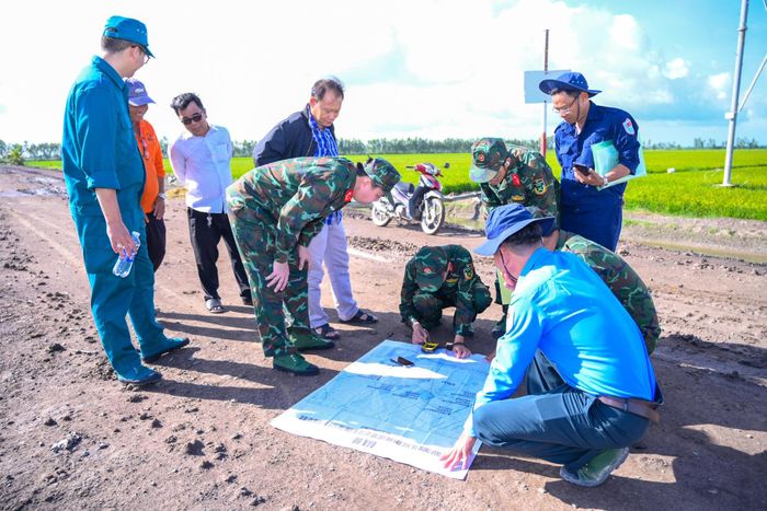 Việc khảo sát diễn ra khẩn trương. Ảnh: KL