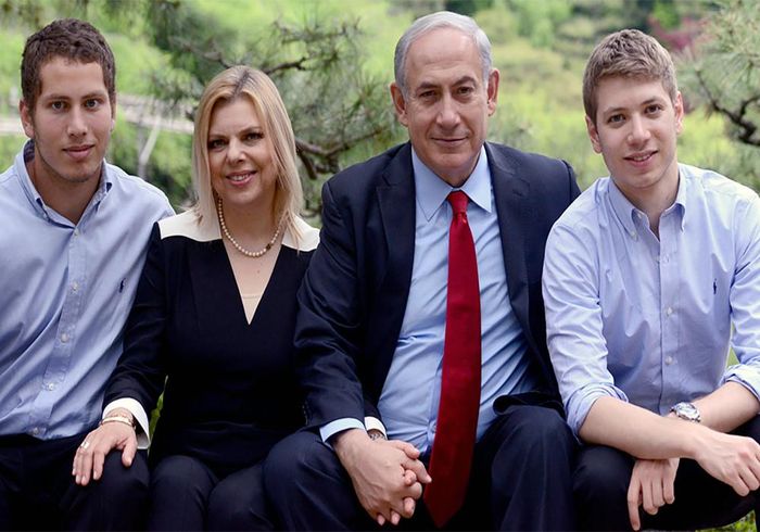 Vợ chồng Thủ tướng Israel Benjamin Netanyahu (giữa) và hai con trai. Ảnh: Ariana News Daily