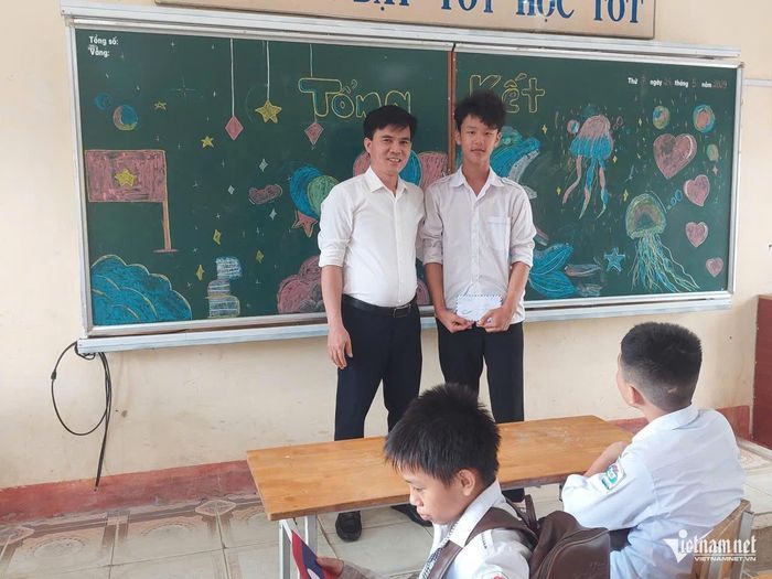 Thầy Thiết gần gũi với học sinh trong các hoạt động tại trường.